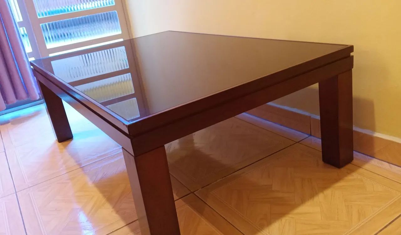Mesa de centro com vidro