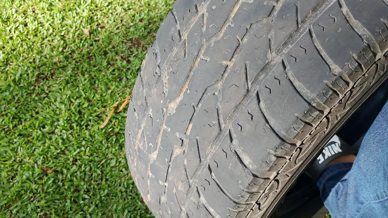 Vendo pneu para camionete 