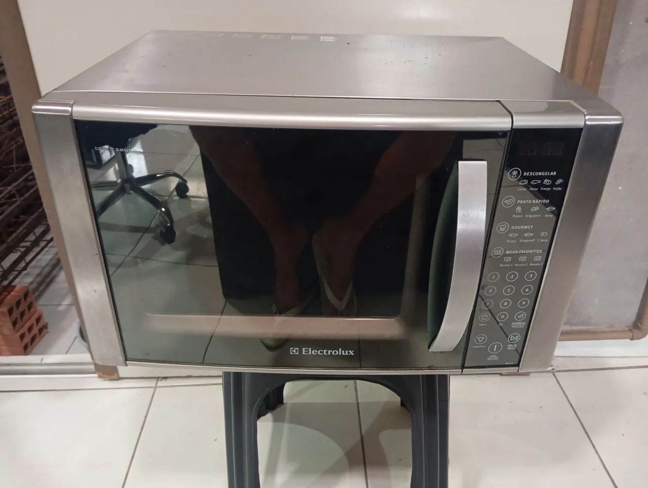 Microondas Eletrolux inox com grill  - Foto 4