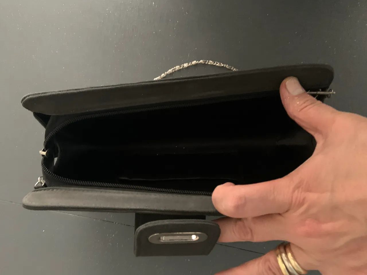 Carteira e bolsa de mão com textura e alça  - Foto 2