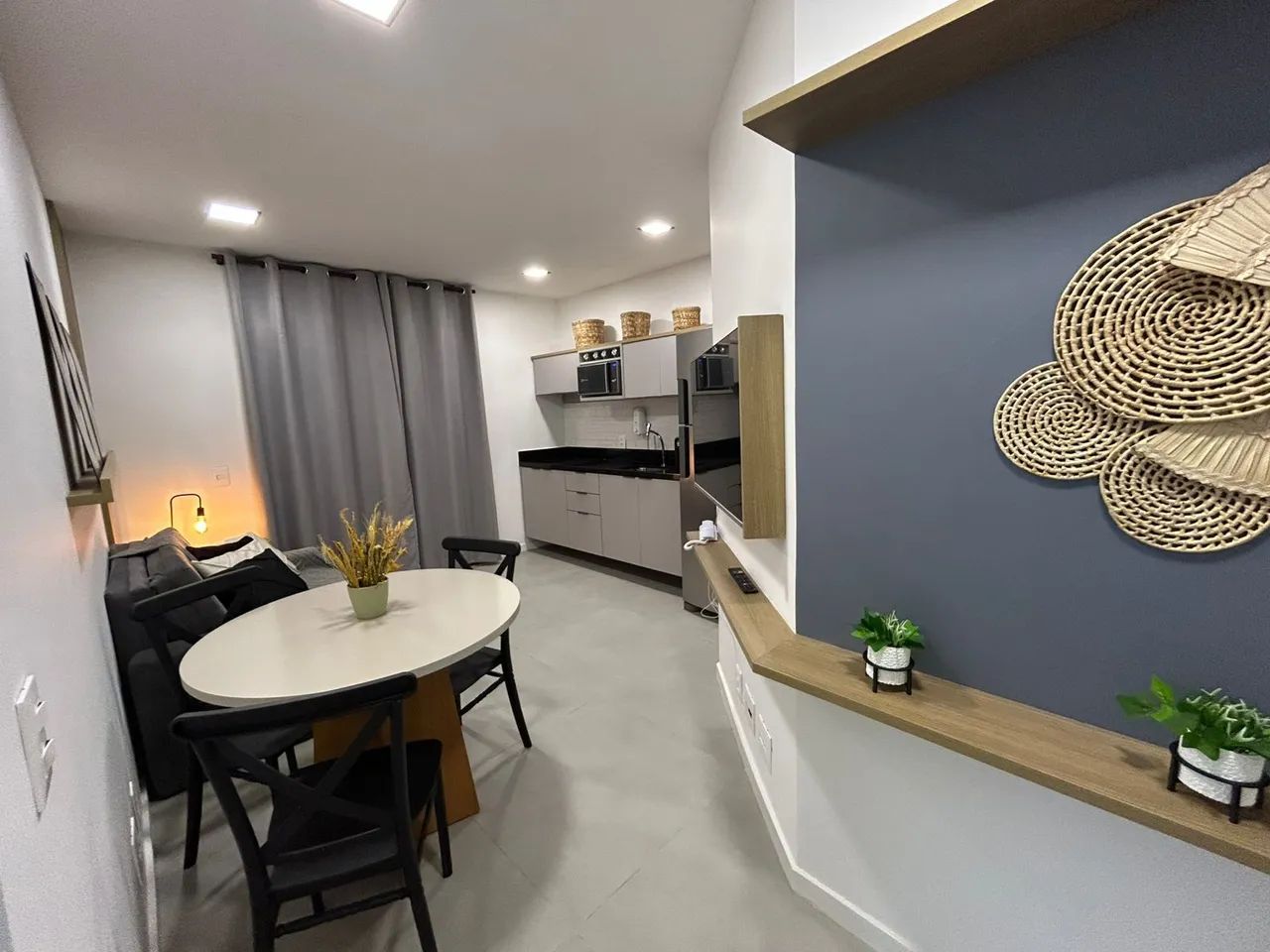 Sala e quarto com garagem. 