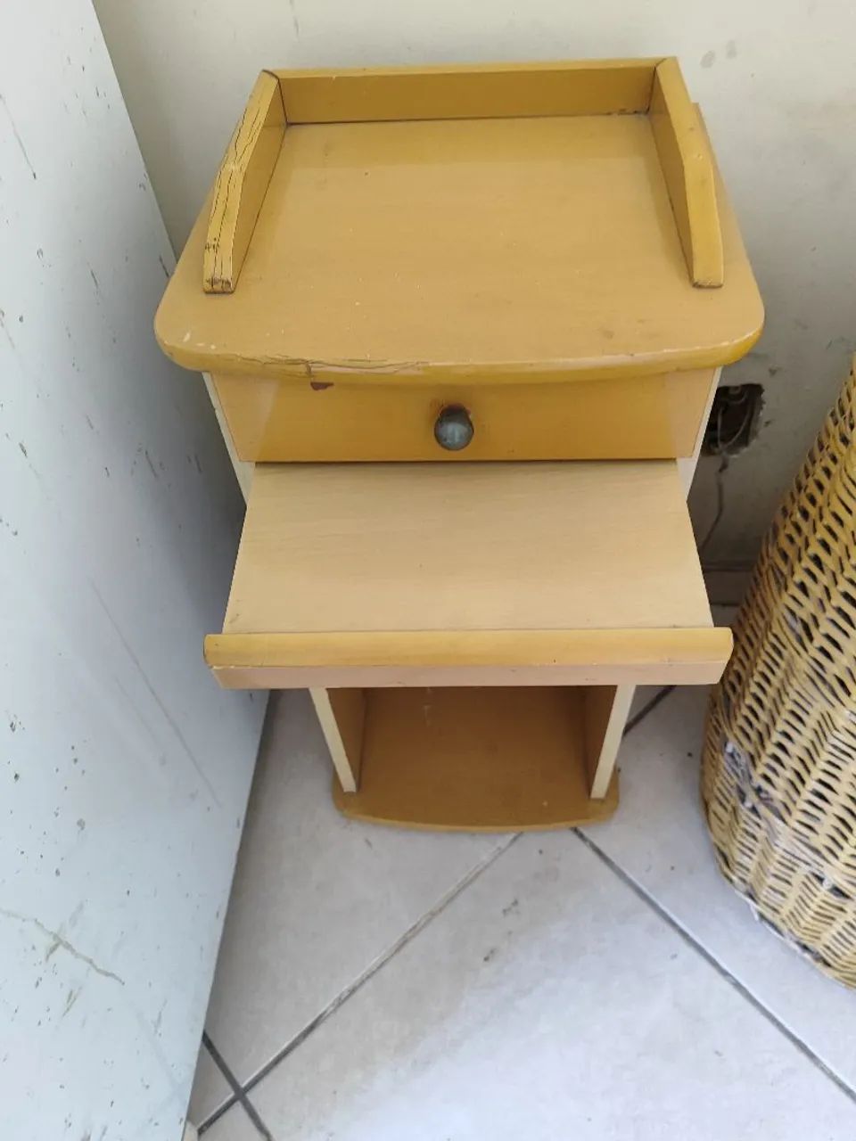 Criado mudo com gaveta e prateleira. - Foto 2