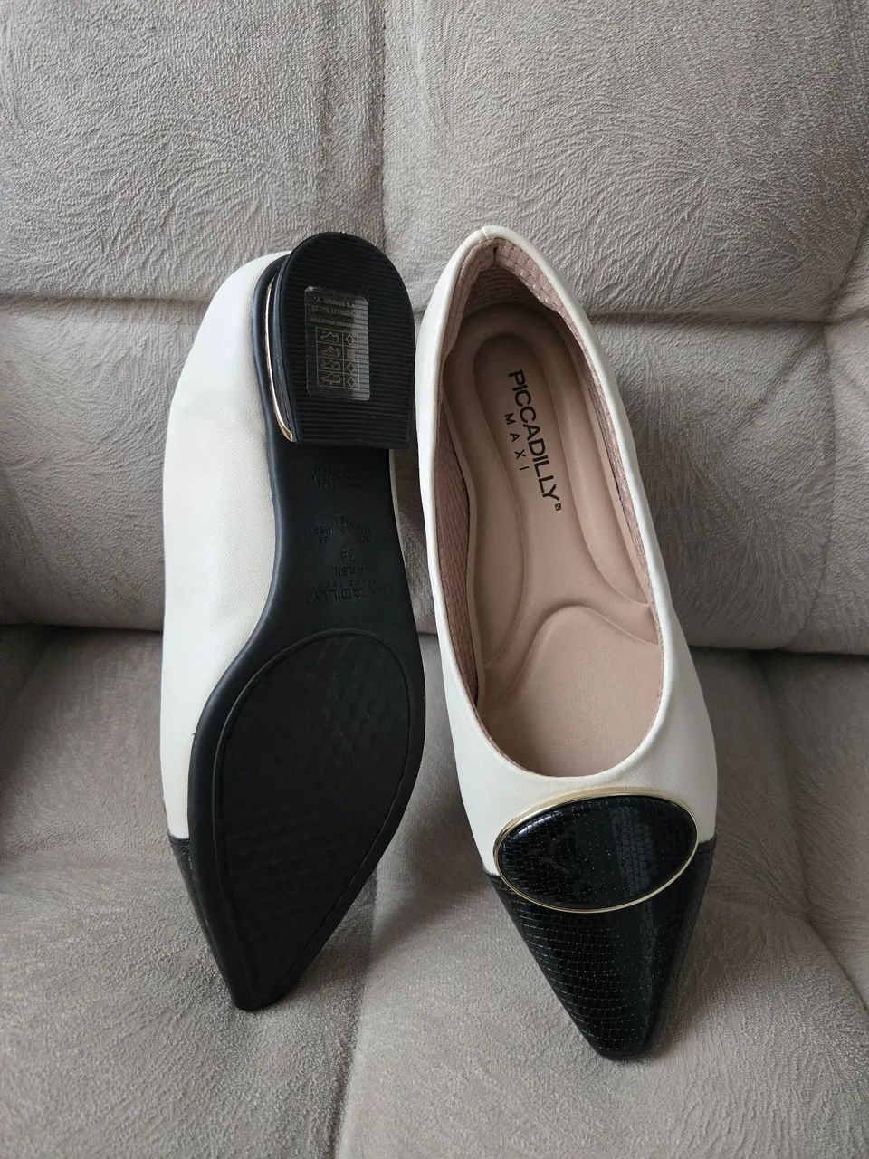 Sapatilha número 34 nova ,cor offwhite e detalhe fivela preta 