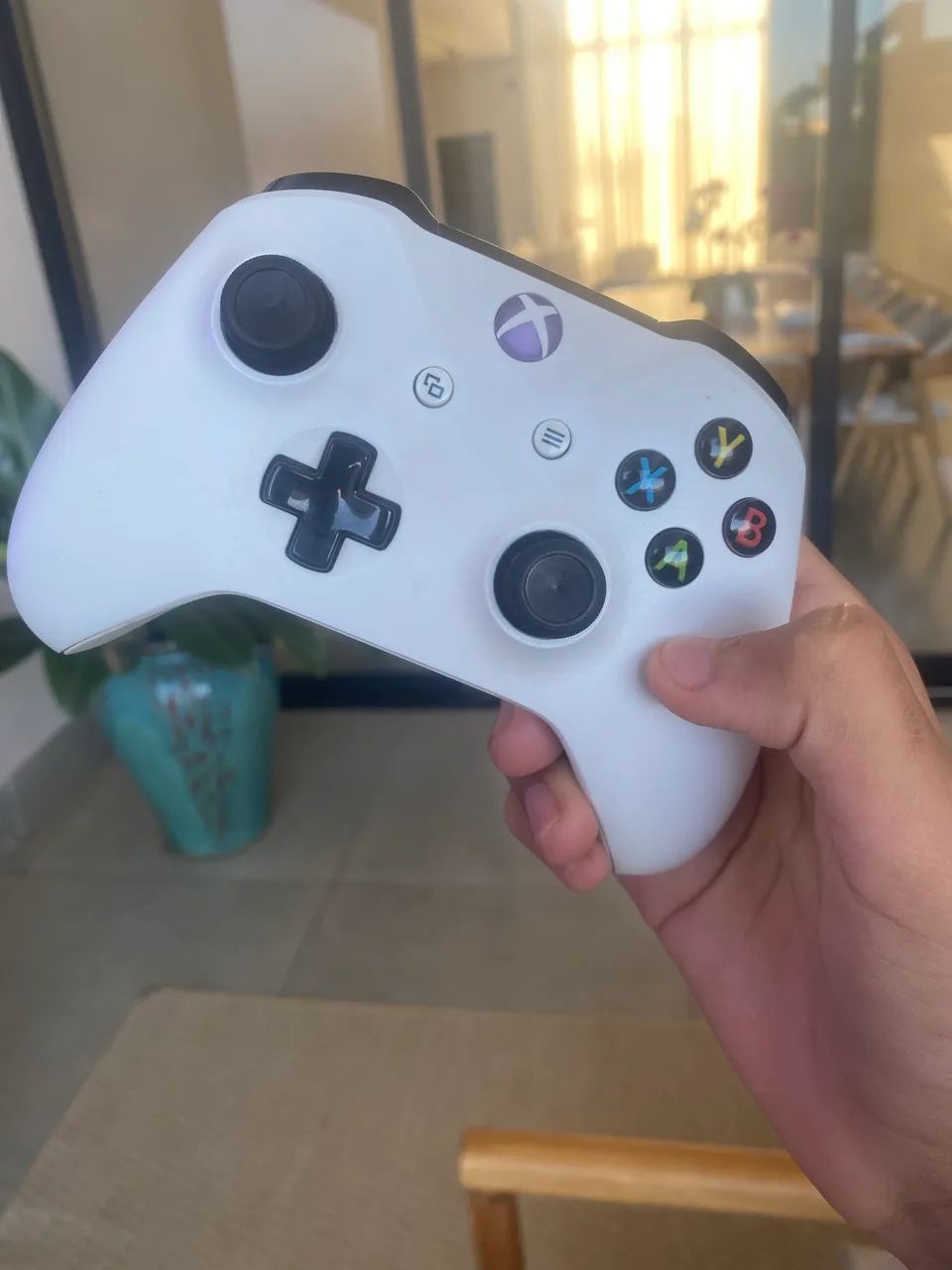 Xbox one s com 500gb 2 controles  - Foto 4
