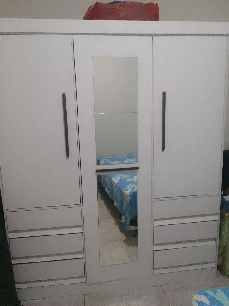 Guarda roupa com espelho consevado