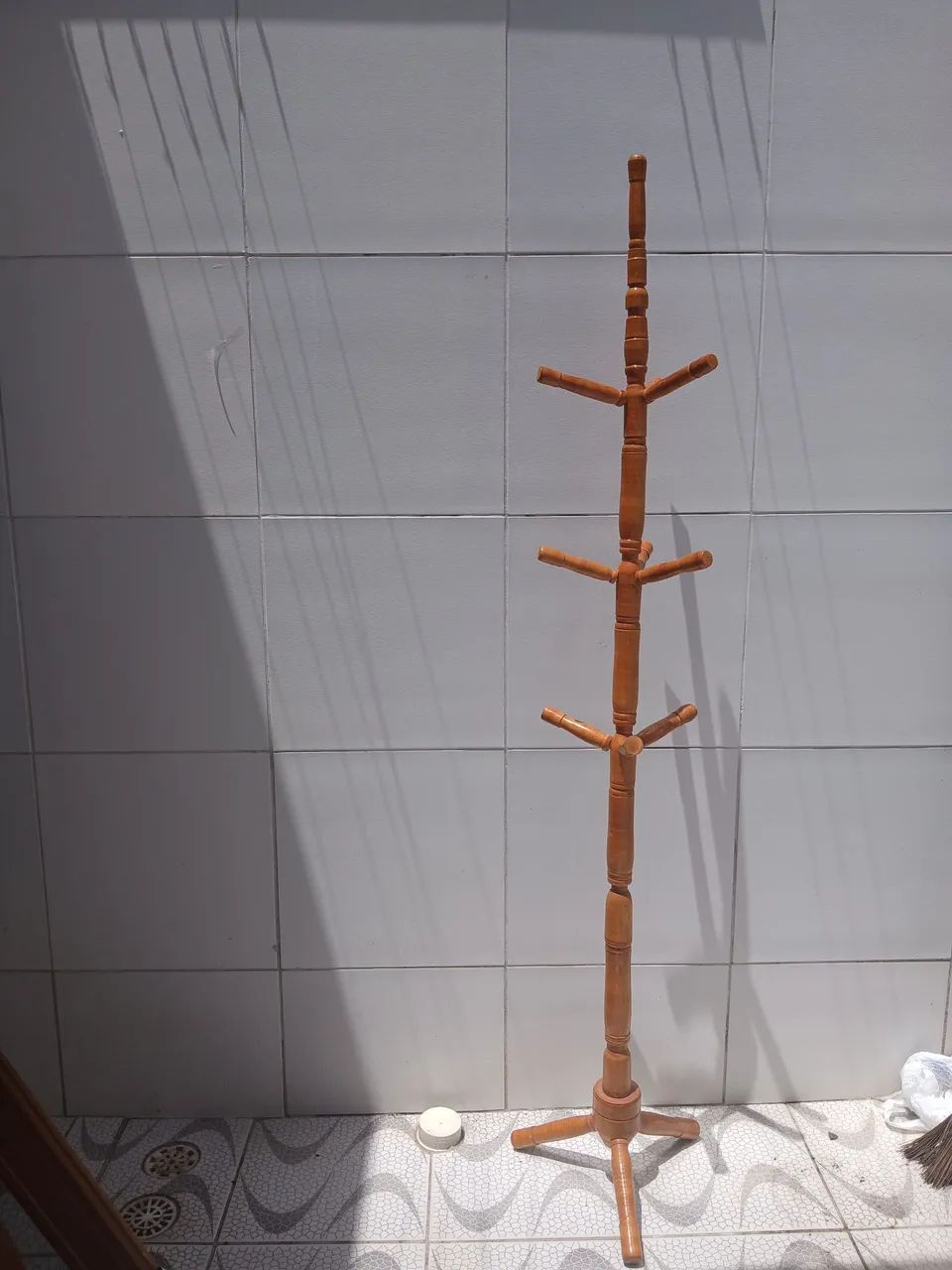 Cabideiro de roupa em madeira 