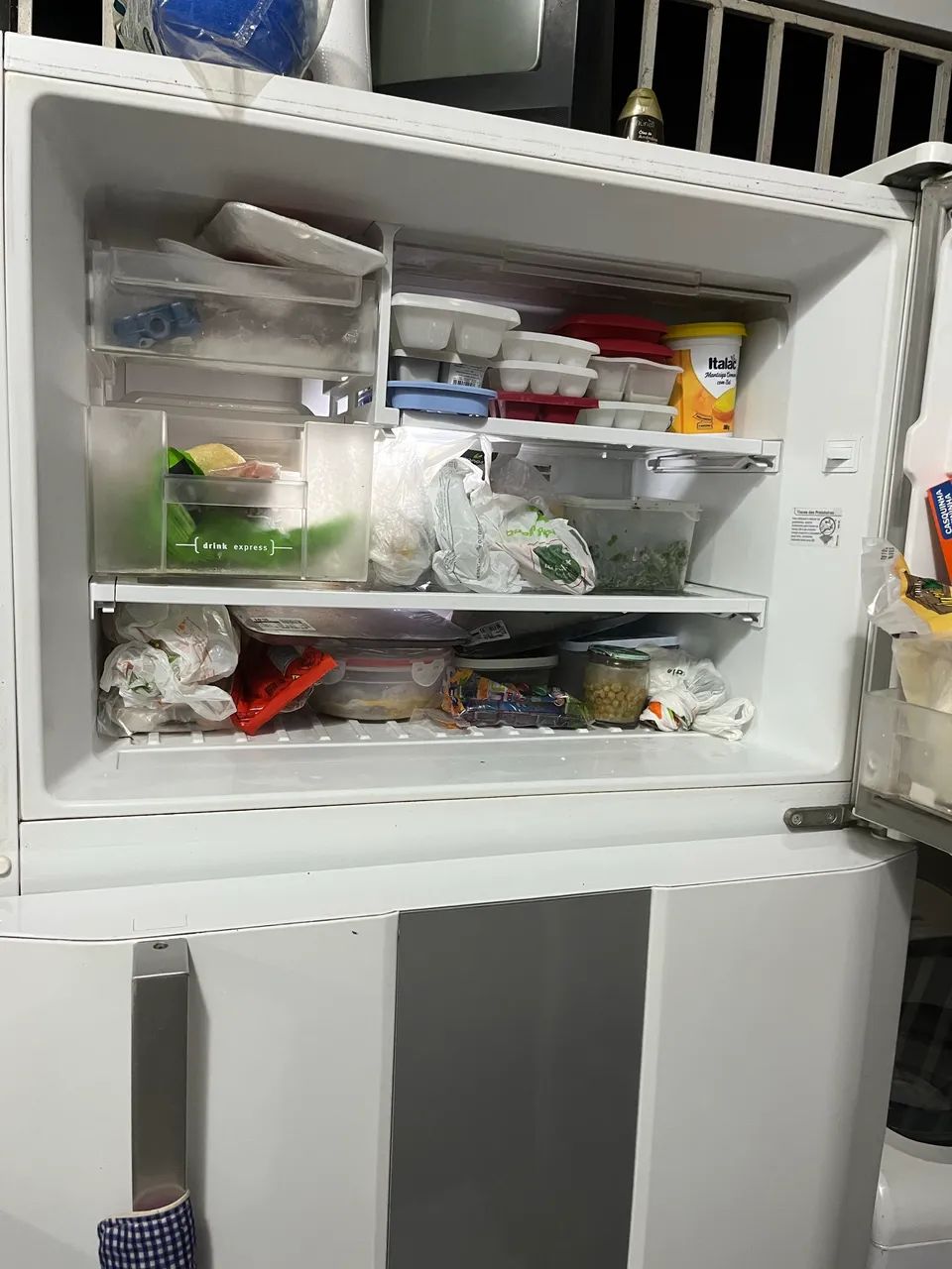 Vendo esta geladeira em perfeito estado de conservação 