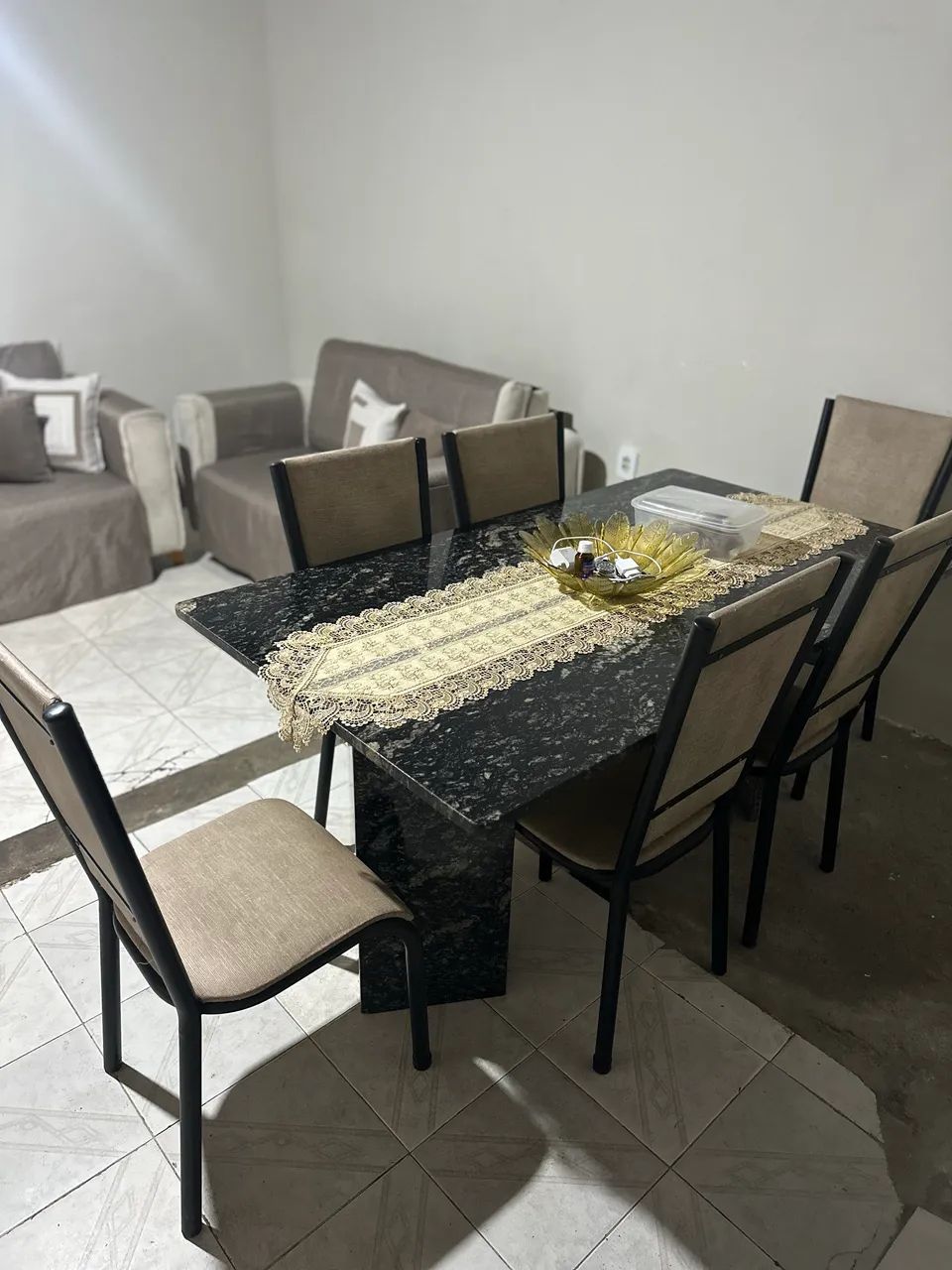 Mesa de mármore com 6 cadeiras. - Foto 4