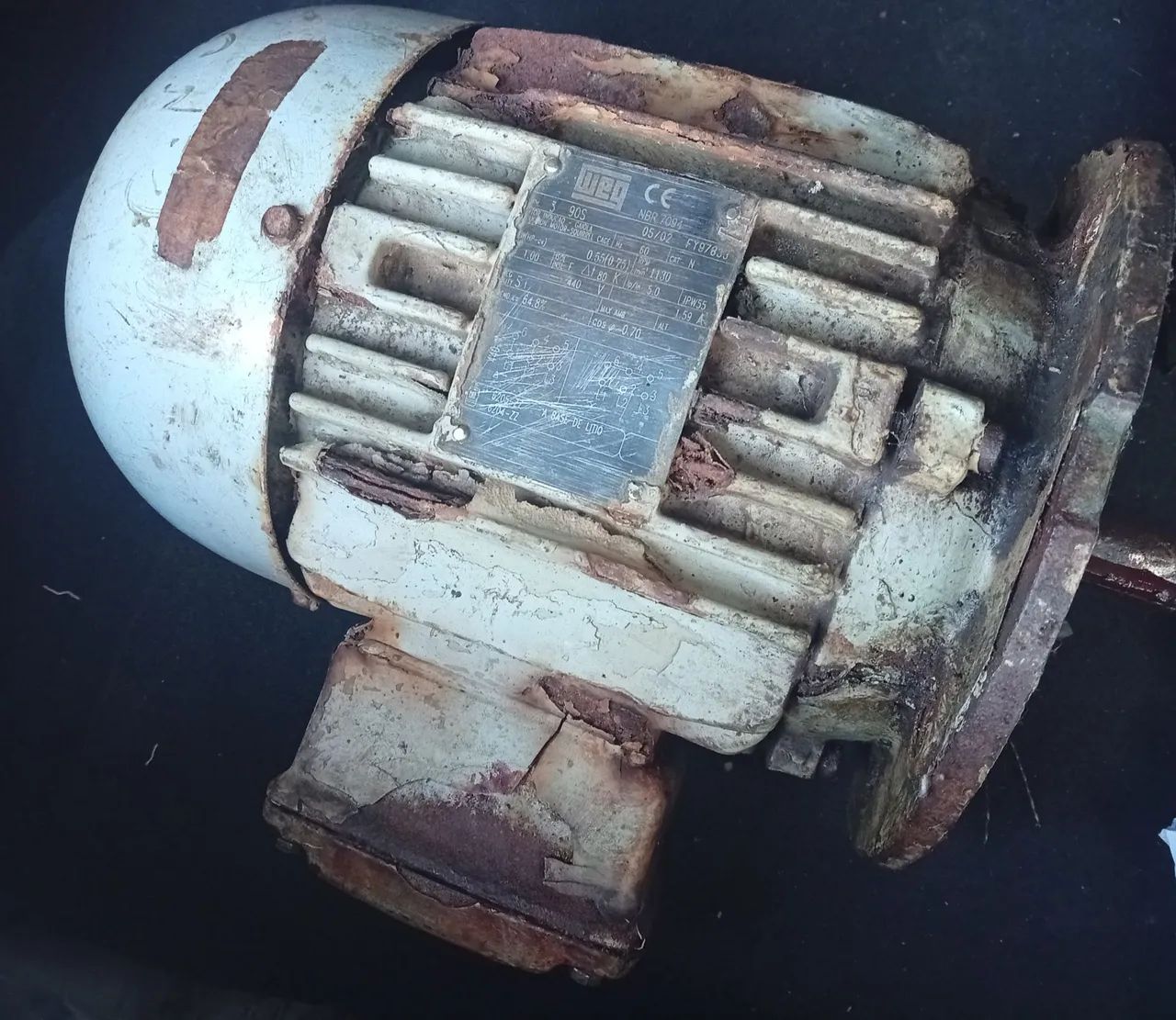 Motor elétrico trifásico 