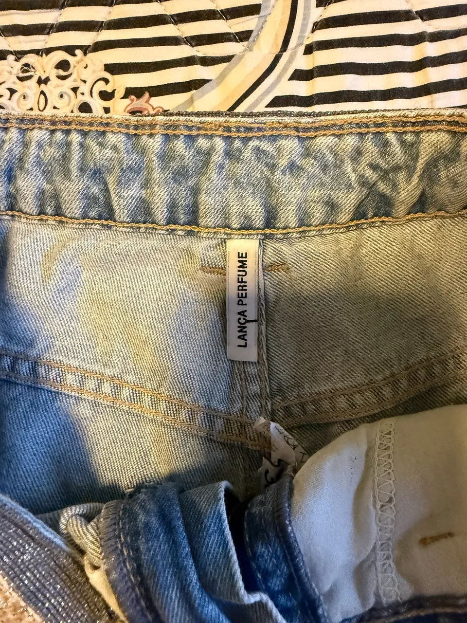 Short Jeans Destroyed com Cós Lurex (Lança Perfume) - Foto 4