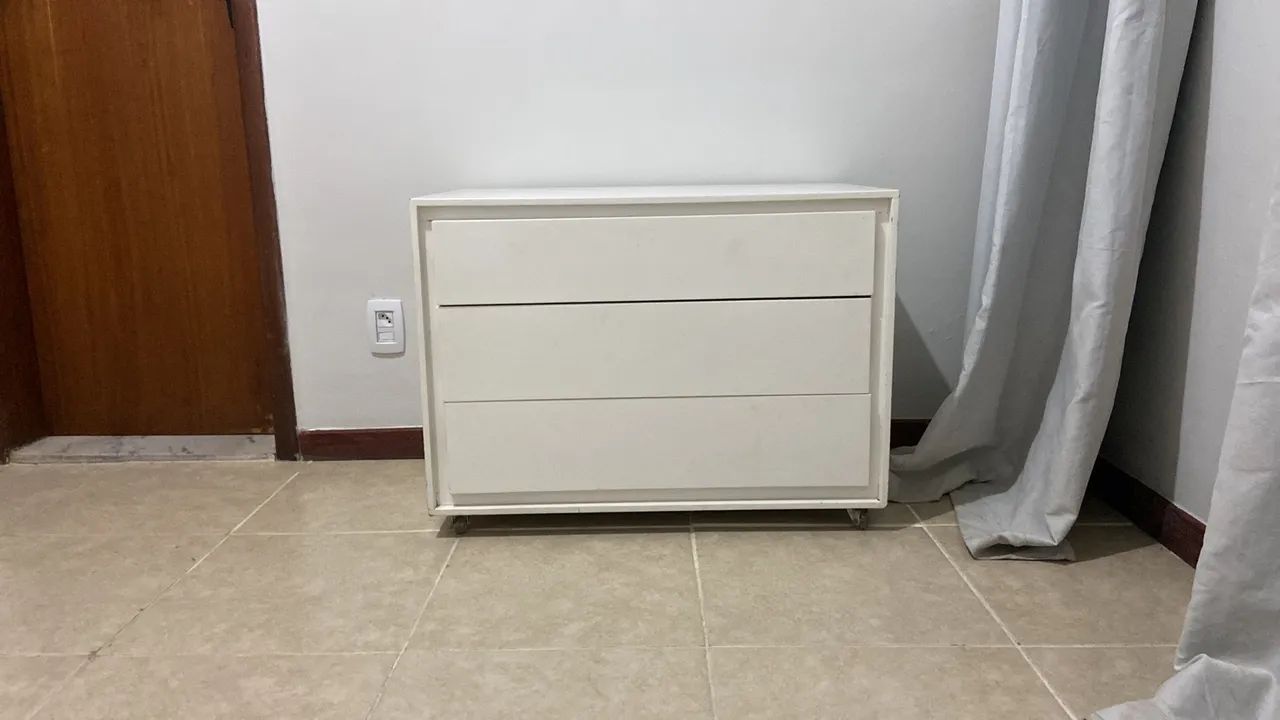 Comoda com três gavetas e rodinha
