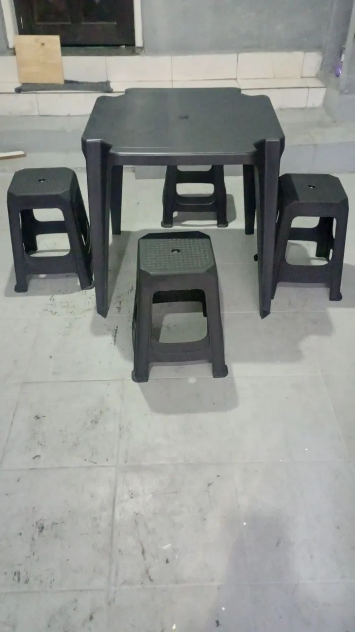 Mesa de plástico com quatro bancos
