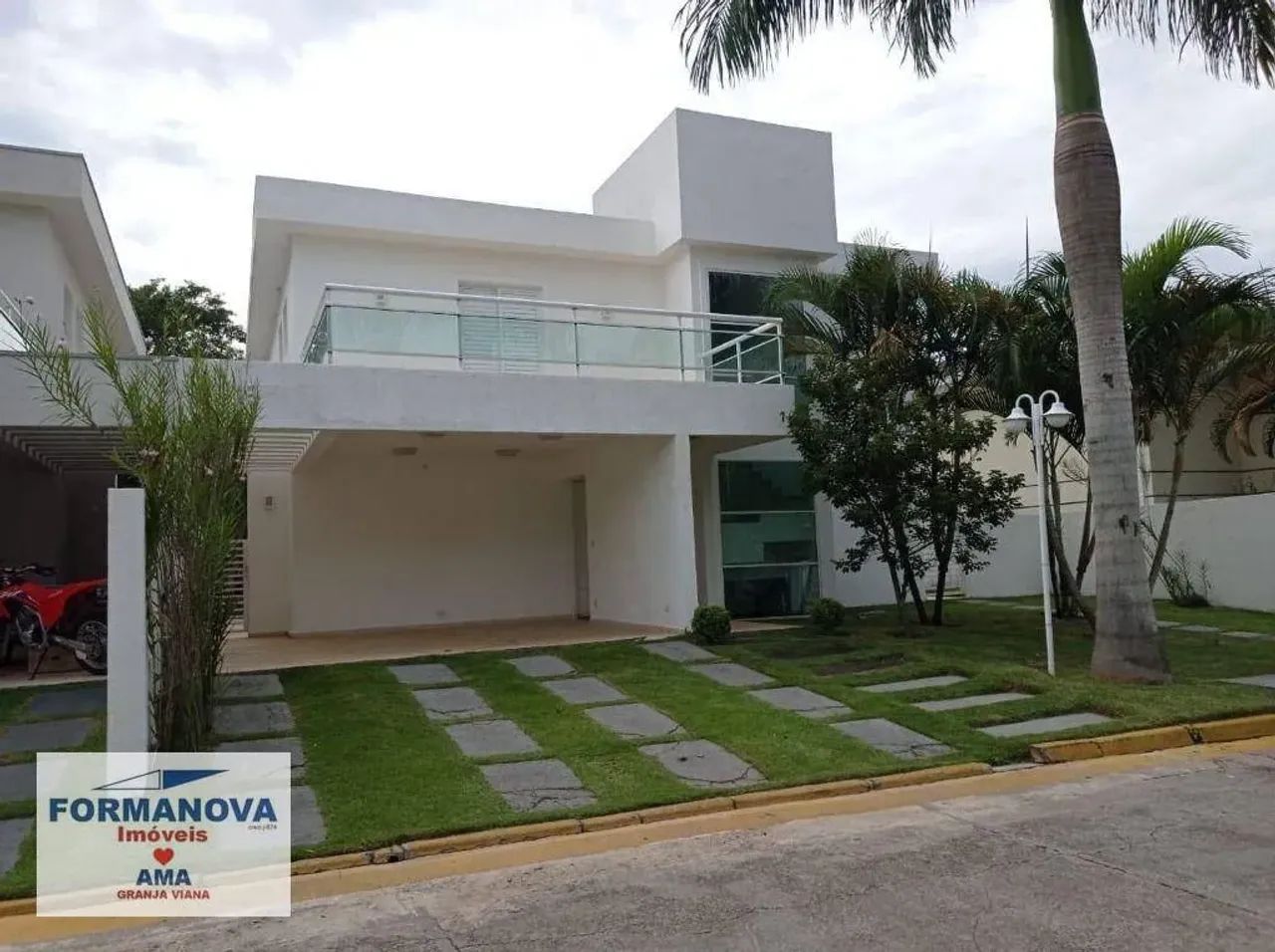 Casa com 3 suítes, piscina e uma fantástica Vista à VENDA na Granja Viana