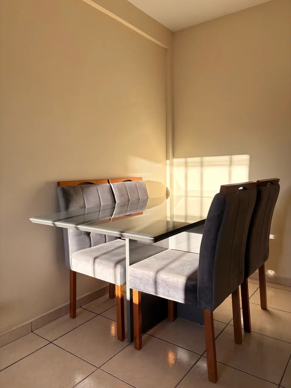 Mesa com tapão de vidro e quatro cadeiras  - Foto 3
