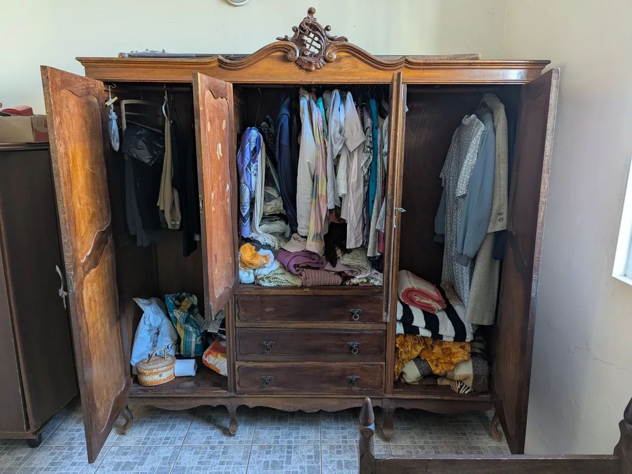 Guarda roupa de madeira maciça - design clássico  - Foto 3