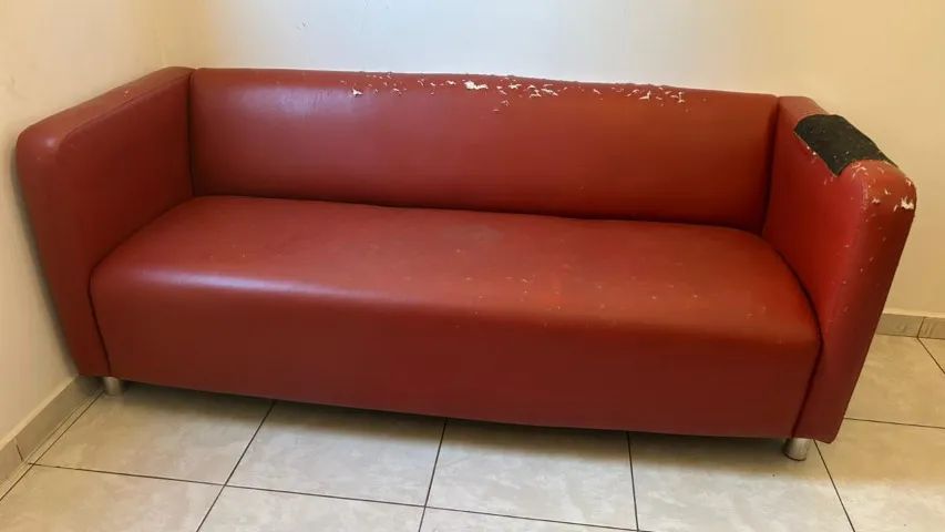 Sofá vermelho couro - TokStok