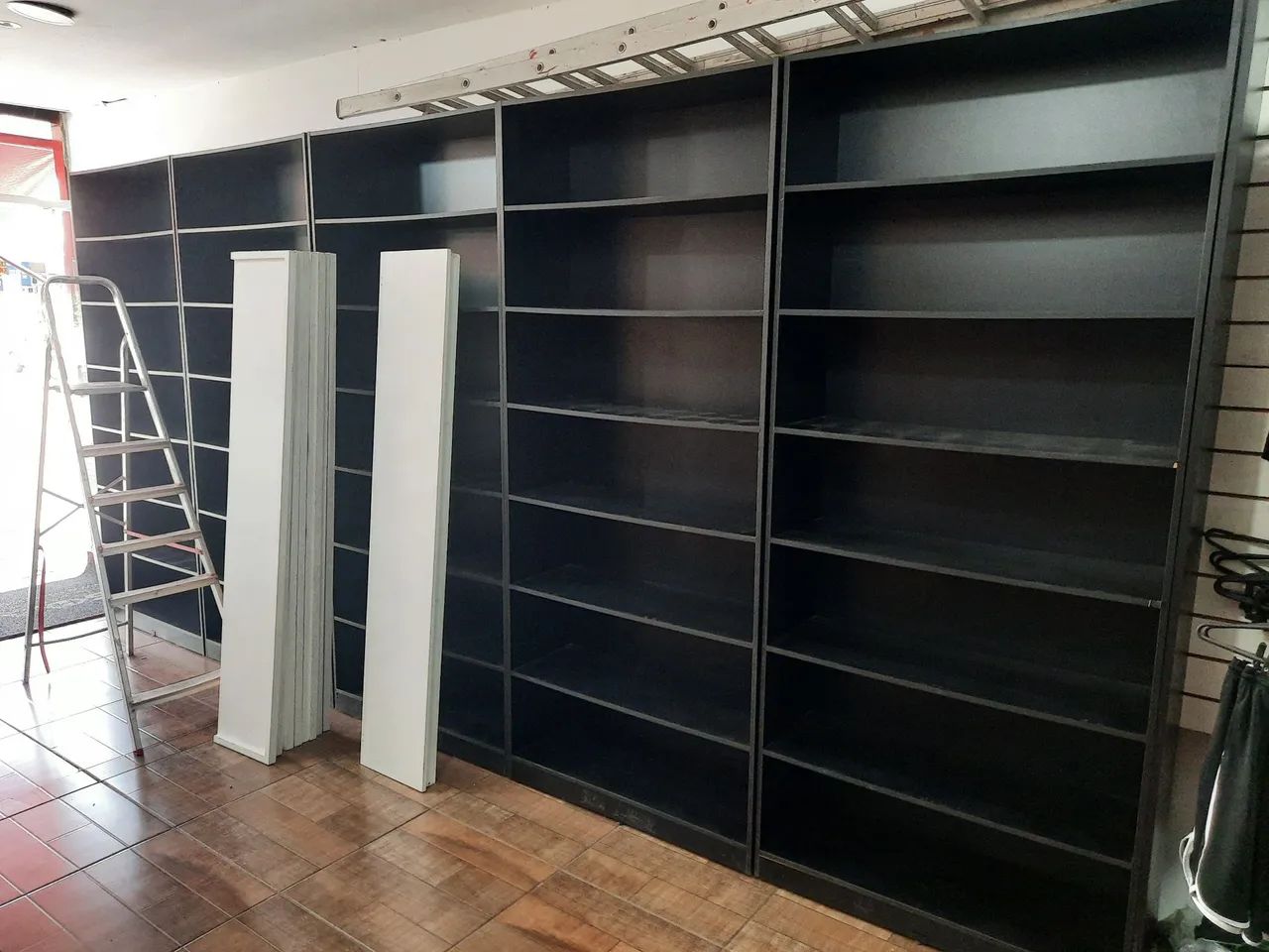Vendo Prateleira de madeira semi novas - Foto 4