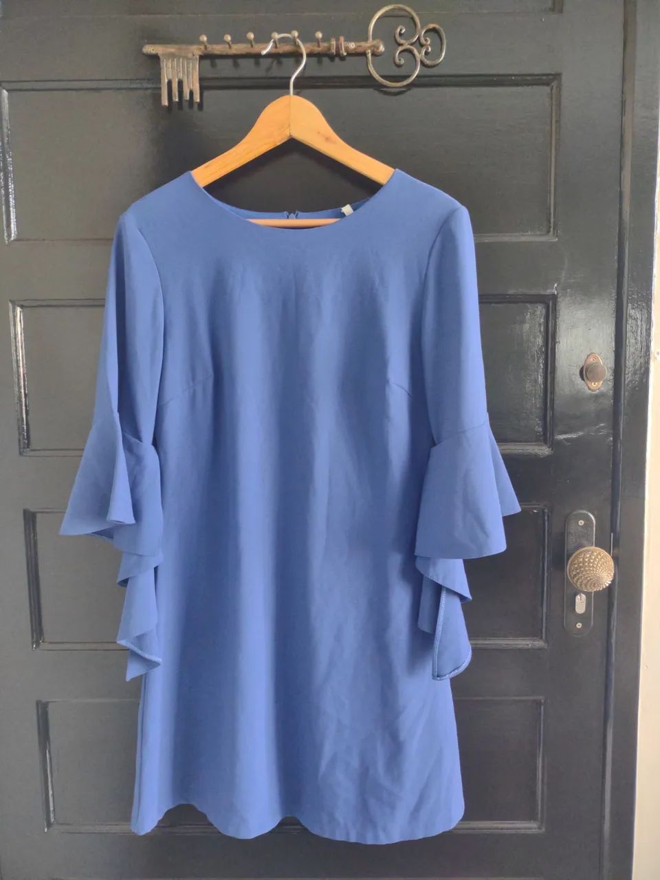 Vestido azul com mangas sino