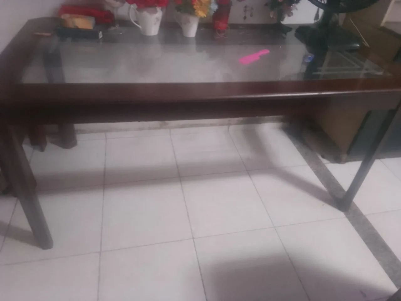 Mesa de madeira com tapa de vidro 