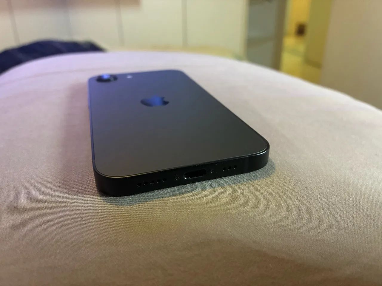 iPhone 16e, bateria 100% - Foto 4