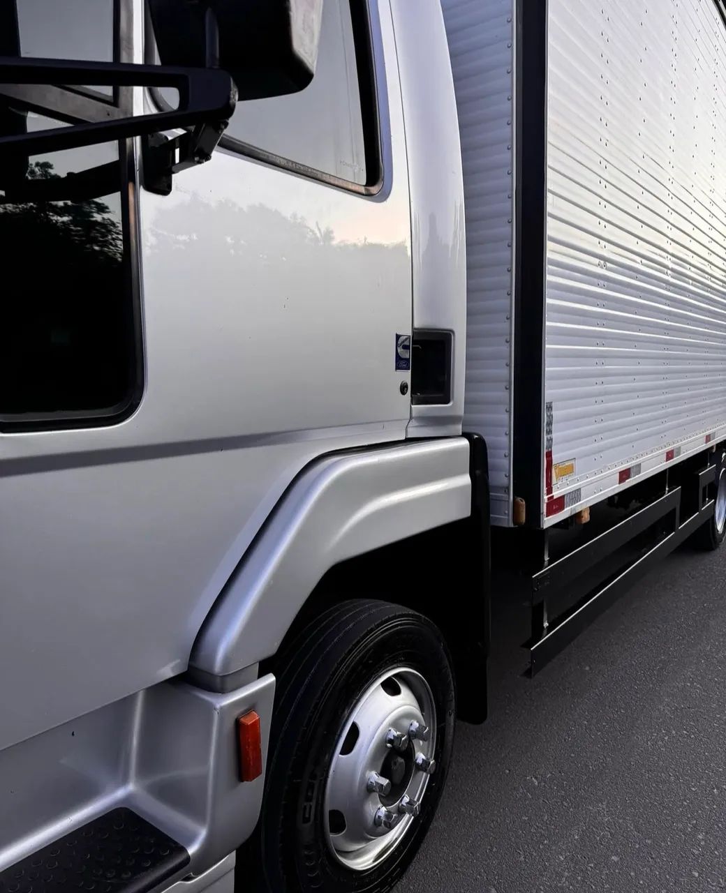 Ford Cargo 815 e Baú Refrigerado   - Foto 5