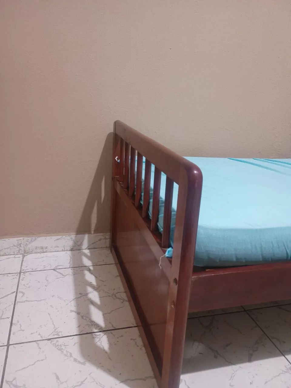 Cama de madeira com colchão  - Foto 2