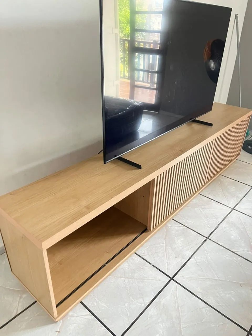 Rack sala amadeirado com porta ripada