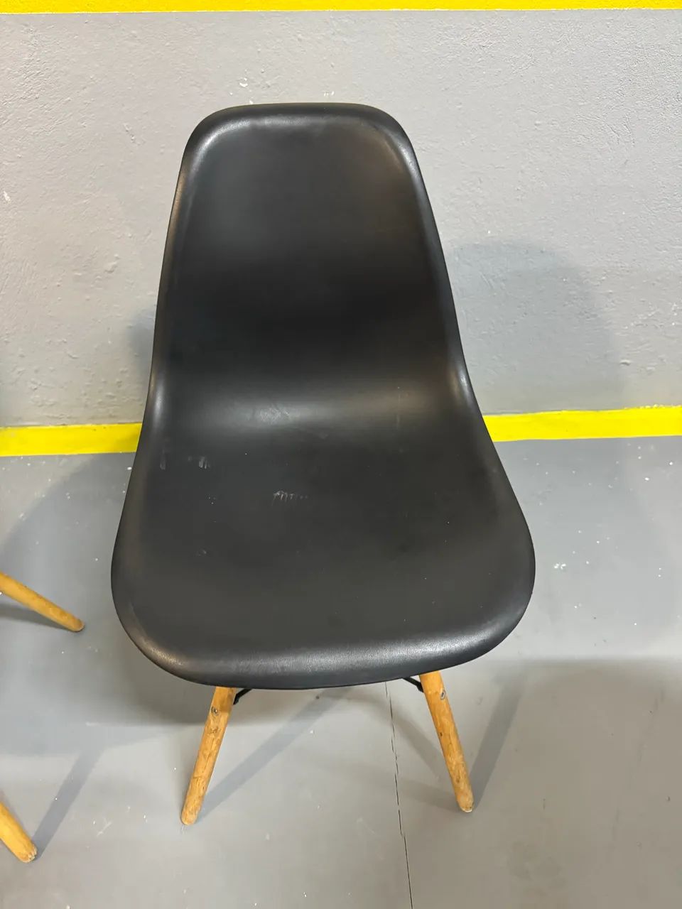 Conjunto Mesa Redonda Estilo Retrô + 4 Cadeiras Eames Pretas  (Design Moderno) - Foto 4