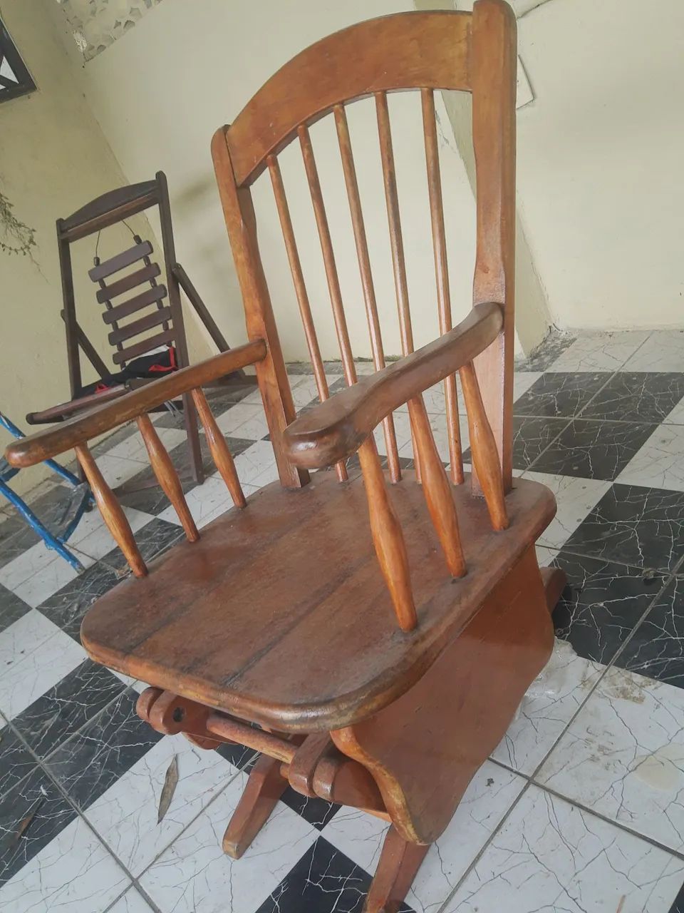 Vendo Cadeira de madeira maciça de Balanço  - Foto 4