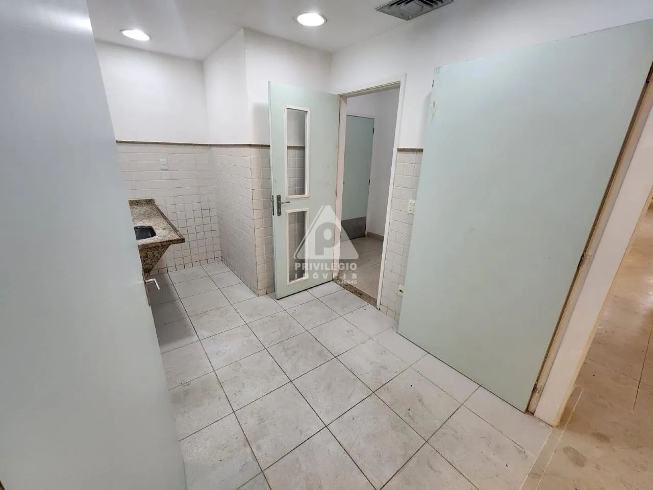 Loja 180m² | Posto 5 Copacabana | Quadra da Praia | Grande Fluxo | Com Banheiros Acessívei - Foto 11