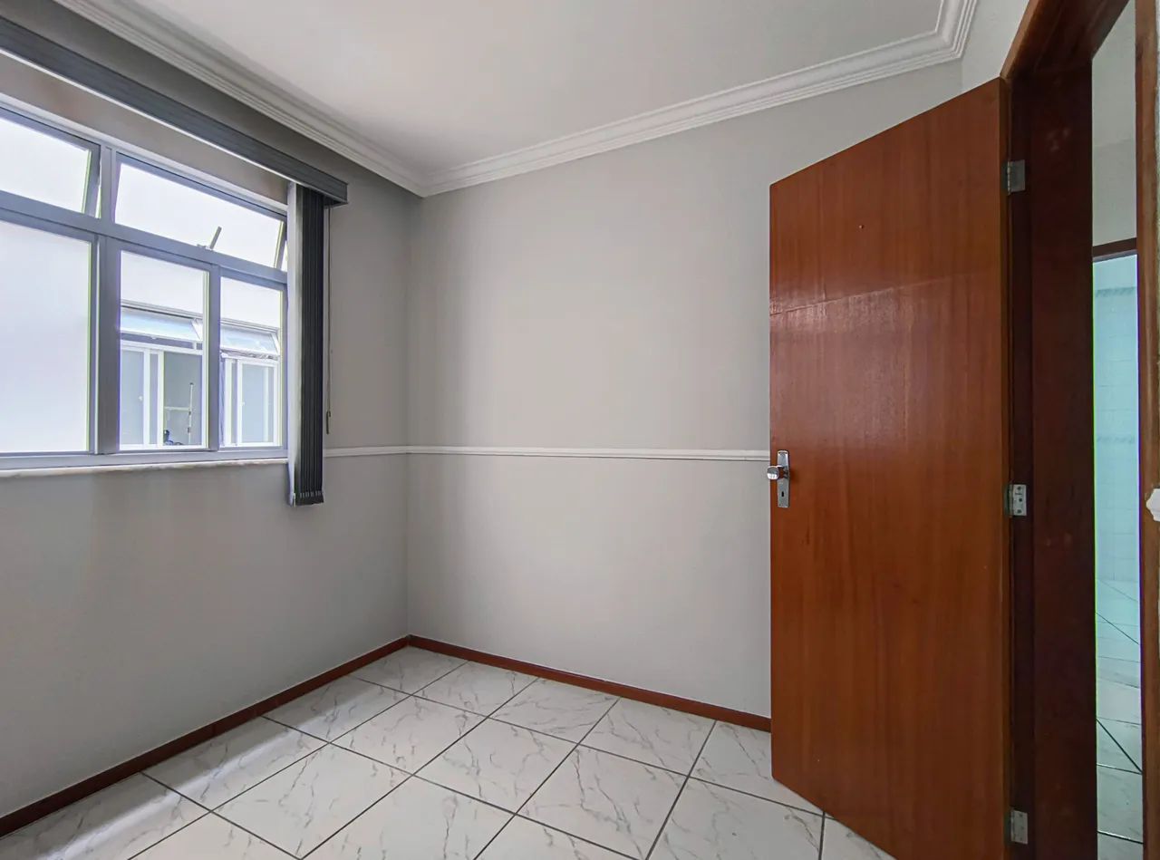 Um 2 quartos bem localizado e com vaga para locação - Foto 3