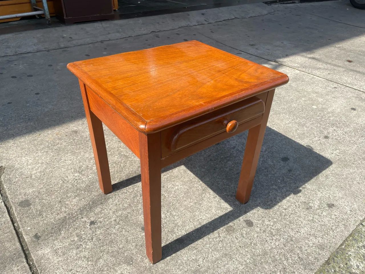 Mesa de cabeceira de madeira castanha