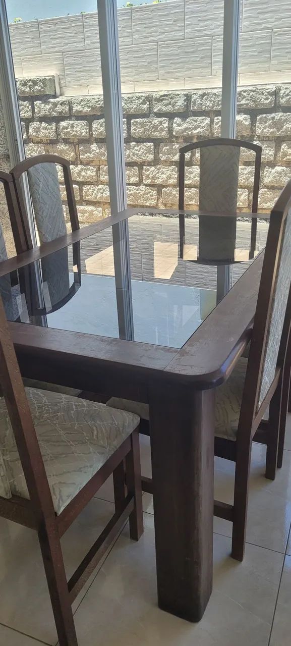 Mesa com 6 cadeiras