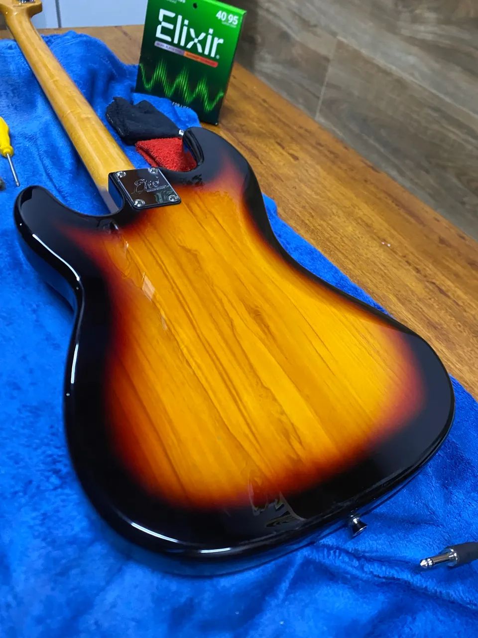 Contra Baixo EKO Guitars  - Foto 3