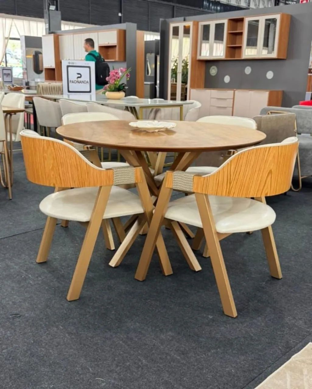 Mesa de Jantar Redonda 135x135cm Com 4 Cadeiras Poltrona