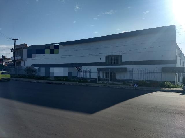 Galpão industrial 2000m², com docas, pé direito alto, piso de alta resistencia