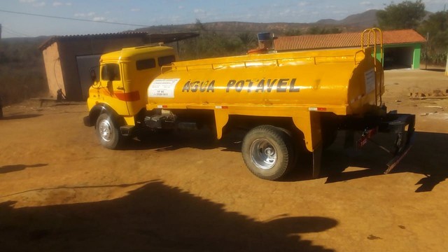 CAMINHÃO 1113 ORIJINAL 2 PNEUS NOVOS NA FRETE 4 RECAPADO NO FUNDO SUSPENSÃO ZERA