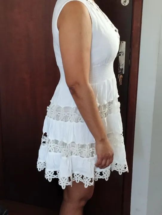 vestido branco curto solto sem mangas com renda boho white evasê - Foto 4
