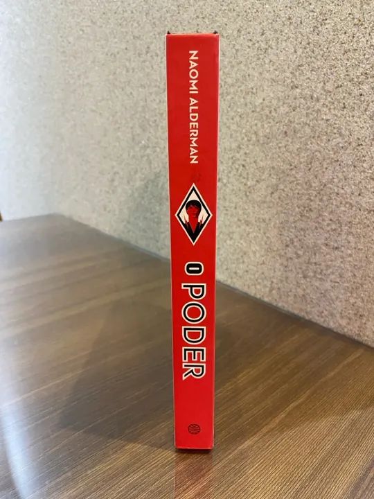 Livro O Poder Capa dura da Naomi Alderman - Foto 3