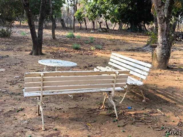 vendo 2 bancos para jardins branco aluminio dou a mesimha