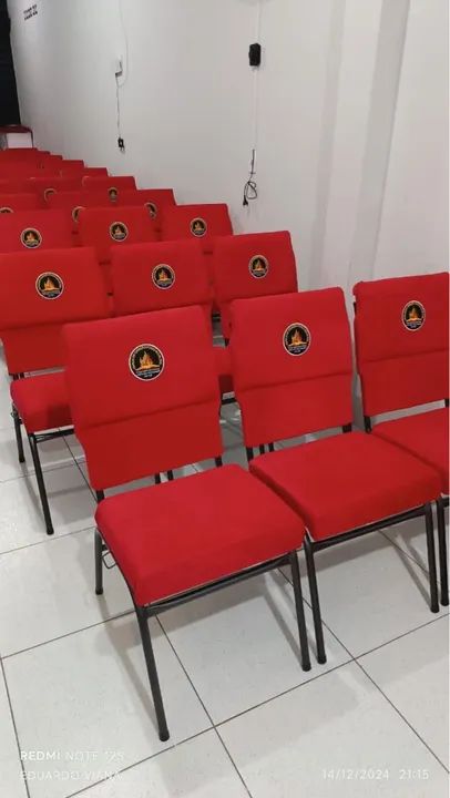 Cadeiras de Igreja acolchoada tipo poltrona direto  - Foto 5