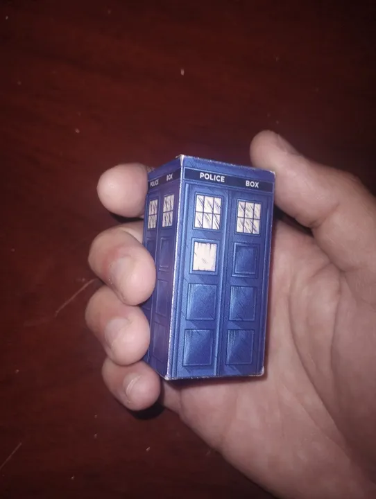 Miniatura TARDIS. Doctor Who. ITEM da NERD LOOT.