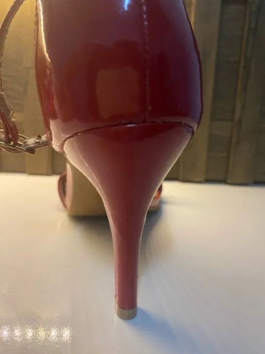 Sandália vermelha de salto alto - Foto 2