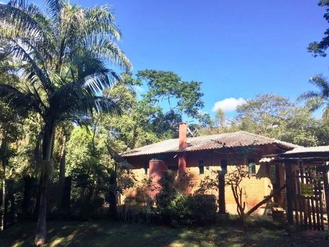 VENDE SE DUAS CASAS EM LUGAR PRIVILEGIADO NO COND. JARDINS DE PETRÓPOLIS