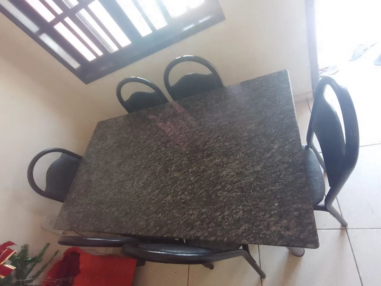 Mesa de granito 1,40m com 6 cadeiras - Conservada - Foto 3