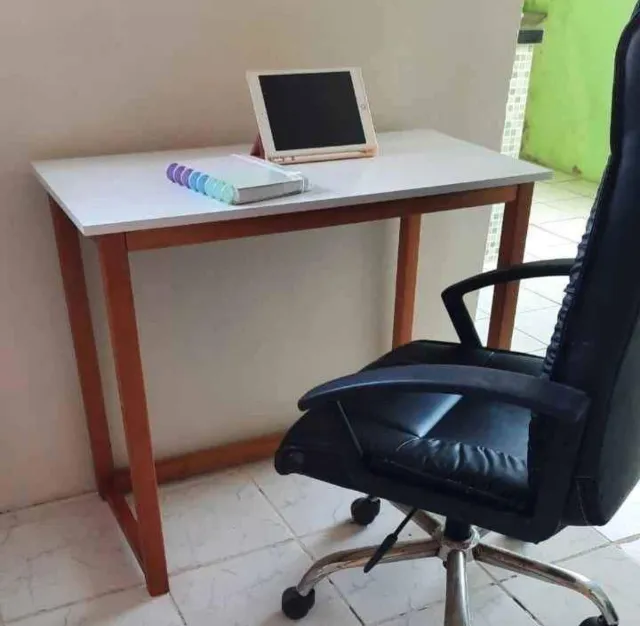 Mesa para notebook com tampo no MDF e com pés na madeira maciça