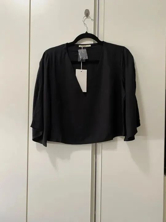 Blusa Dzarm decote em V, tamanho P, cor preta