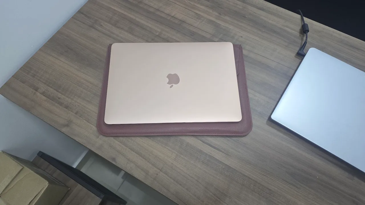 MacBook Air na cor dourada com case