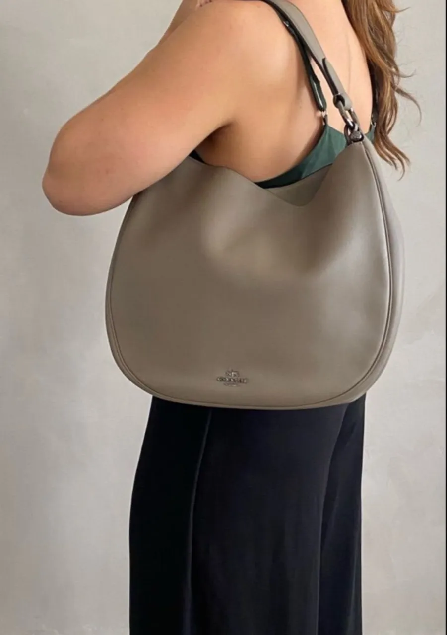 Bolsa Coach de Ombro em Couro - Elegância e Conforto