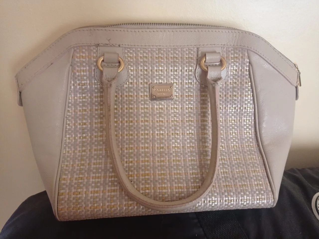 Bolsa Feminina Elegante em Tons Neutros